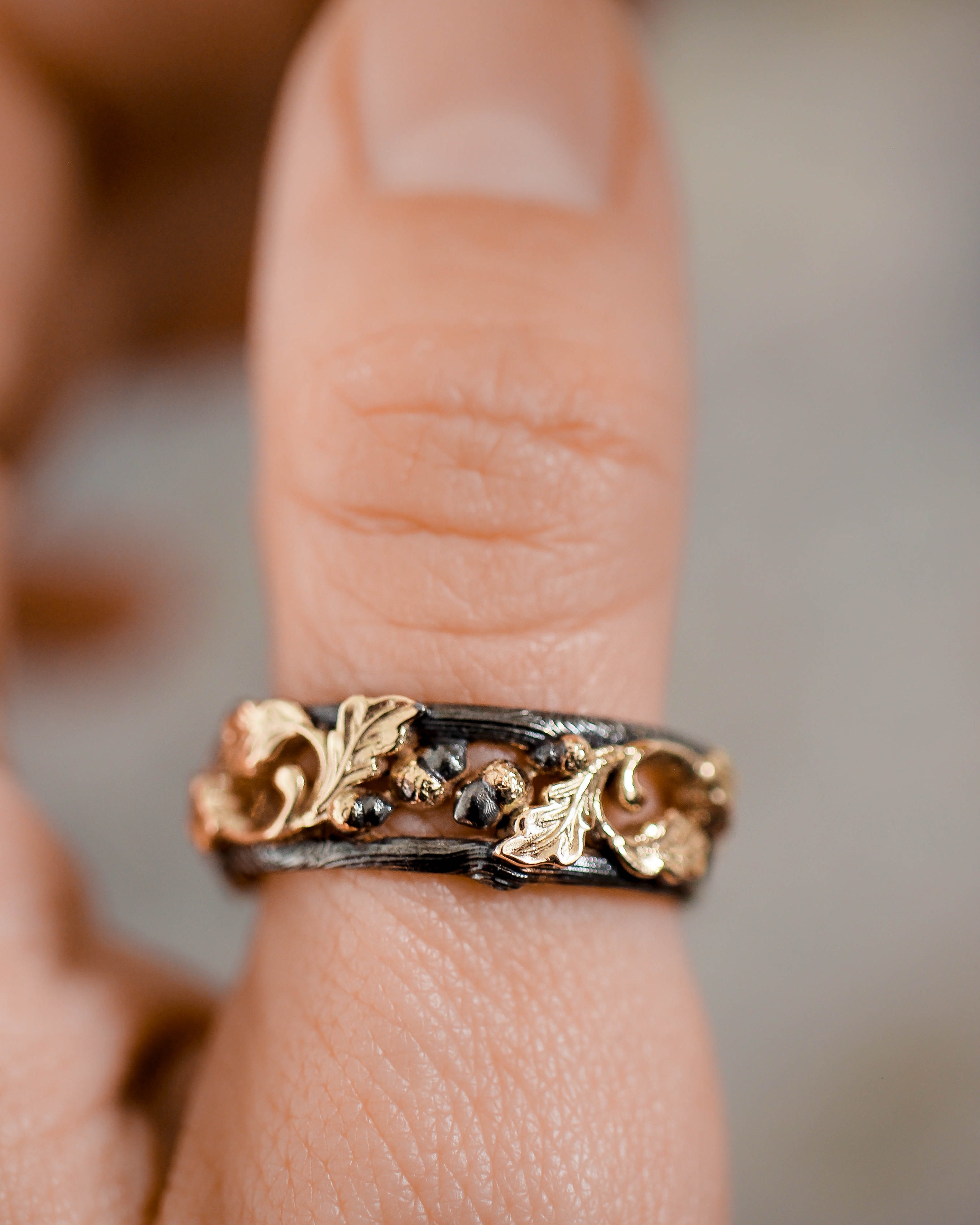Wedding bands set, oak leaves rings, black and gold - Eden Garden Jewelry™
