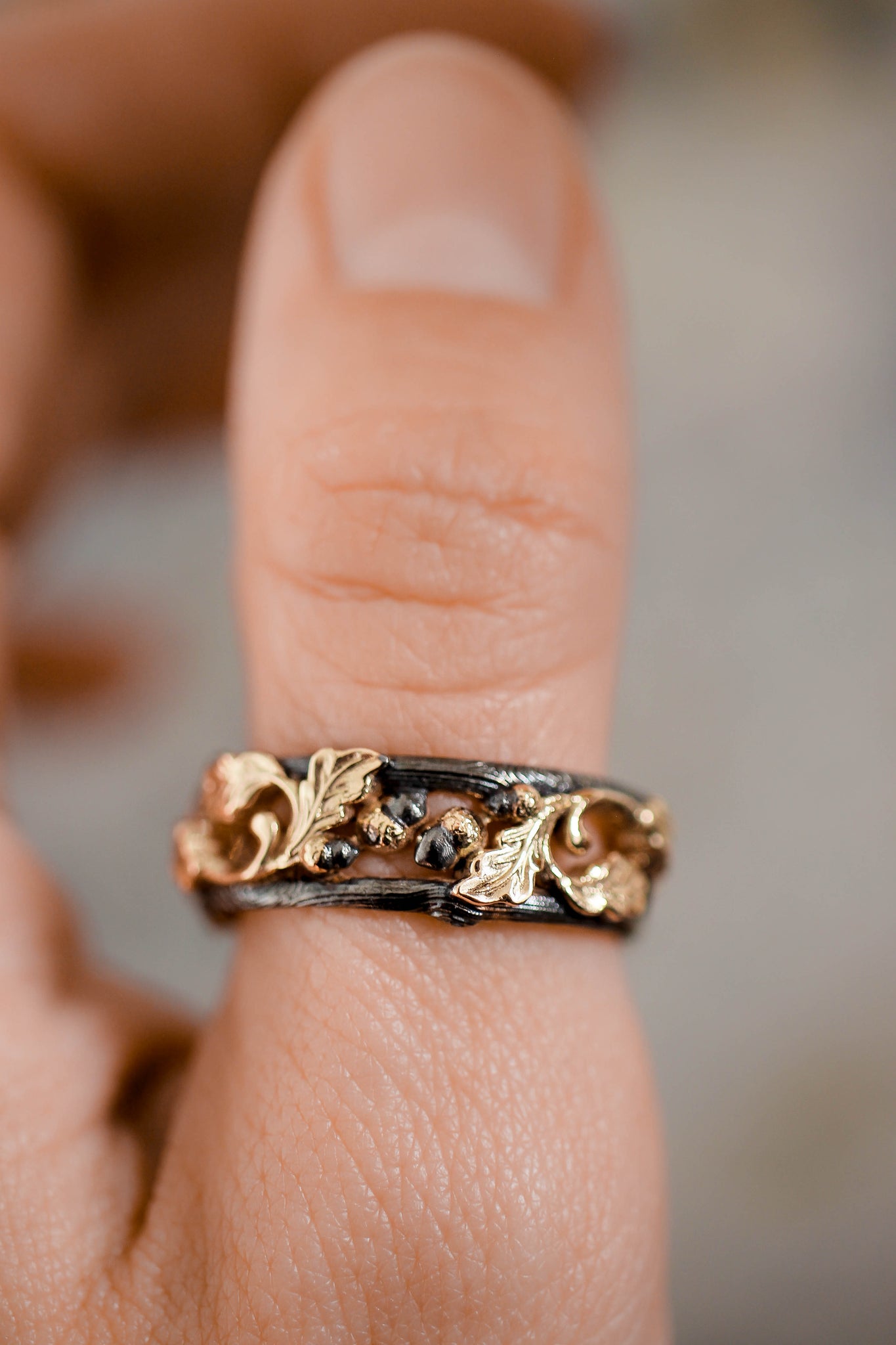 Wedding bands set, oak leaves rings, black and gold - Eden Garden Jewelry™