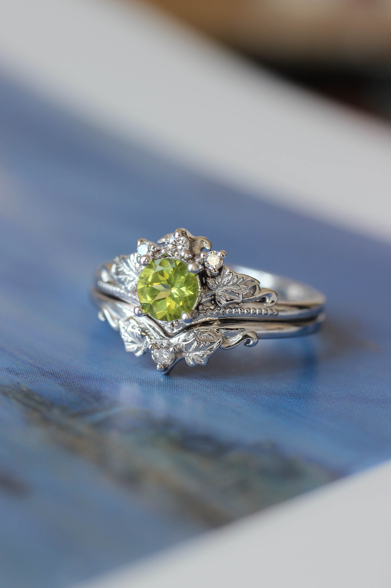 Bridal ring set with peridot and diamonds / Ariadne - Eden Garden Jewelry™
