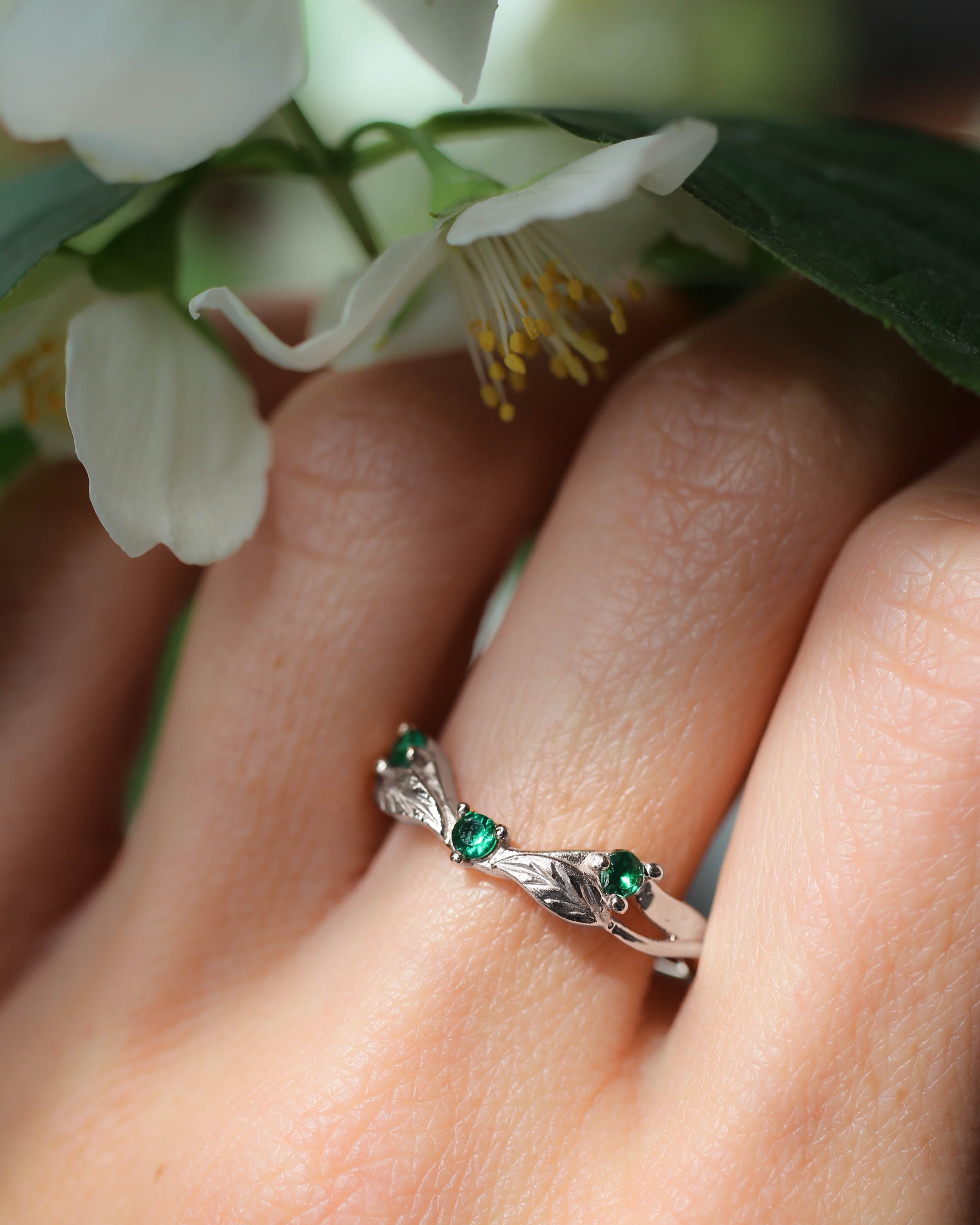 Curved wedding band with lab emeralds - Eden Garden Jewelry™