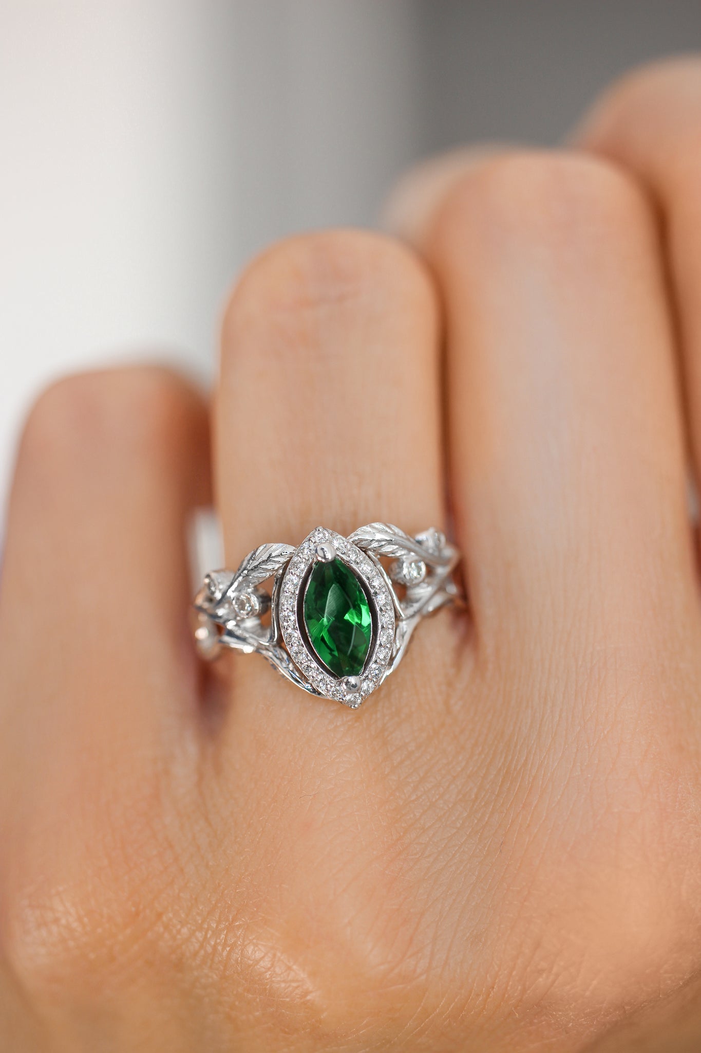 Bridal ring set with lab emerald and diamond halo / Callisto - Eden Garden Jewelry™