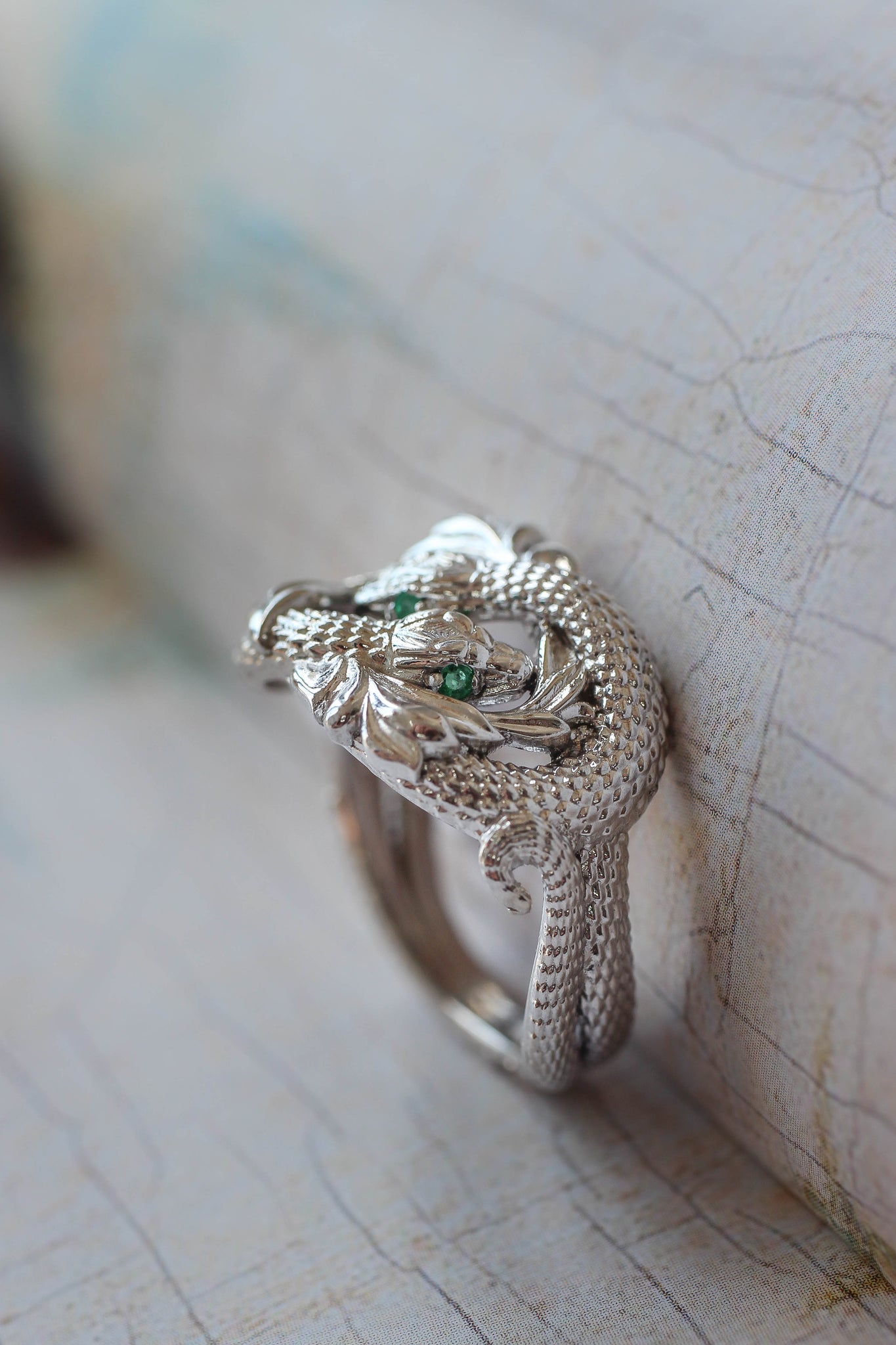 Ring of Barahir in white gold, two snakes ring with emeralds - Eden Garden Jewelry™