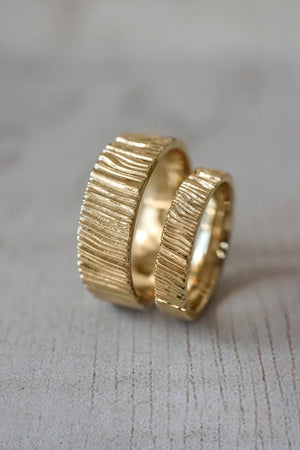 Wood textured ring, 7 mm wedding band for man - Eden Garden Jewelry™
