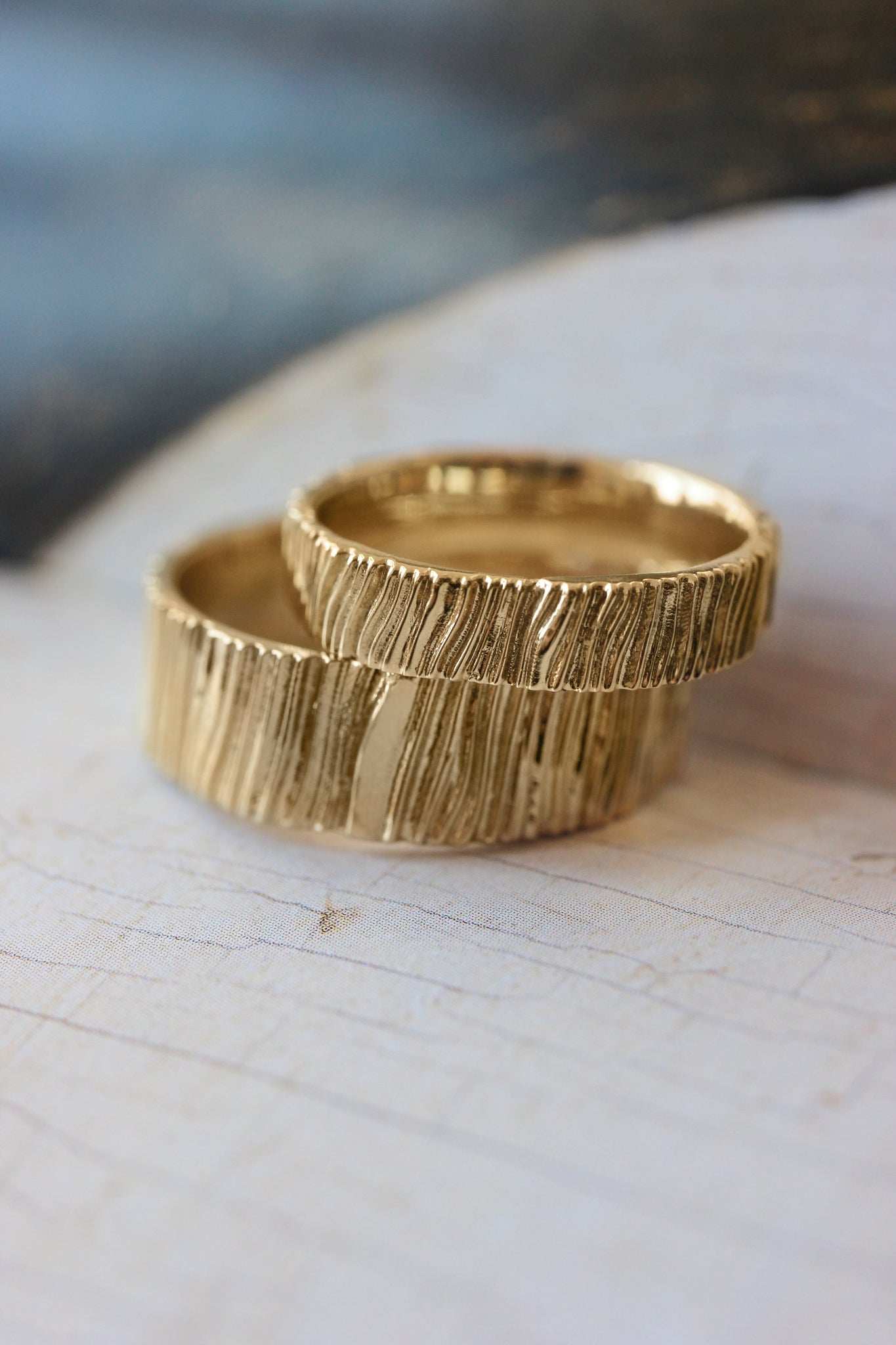 Wood textured ring, 4 mm wedding band for woman - Eden Garden Jewelry™