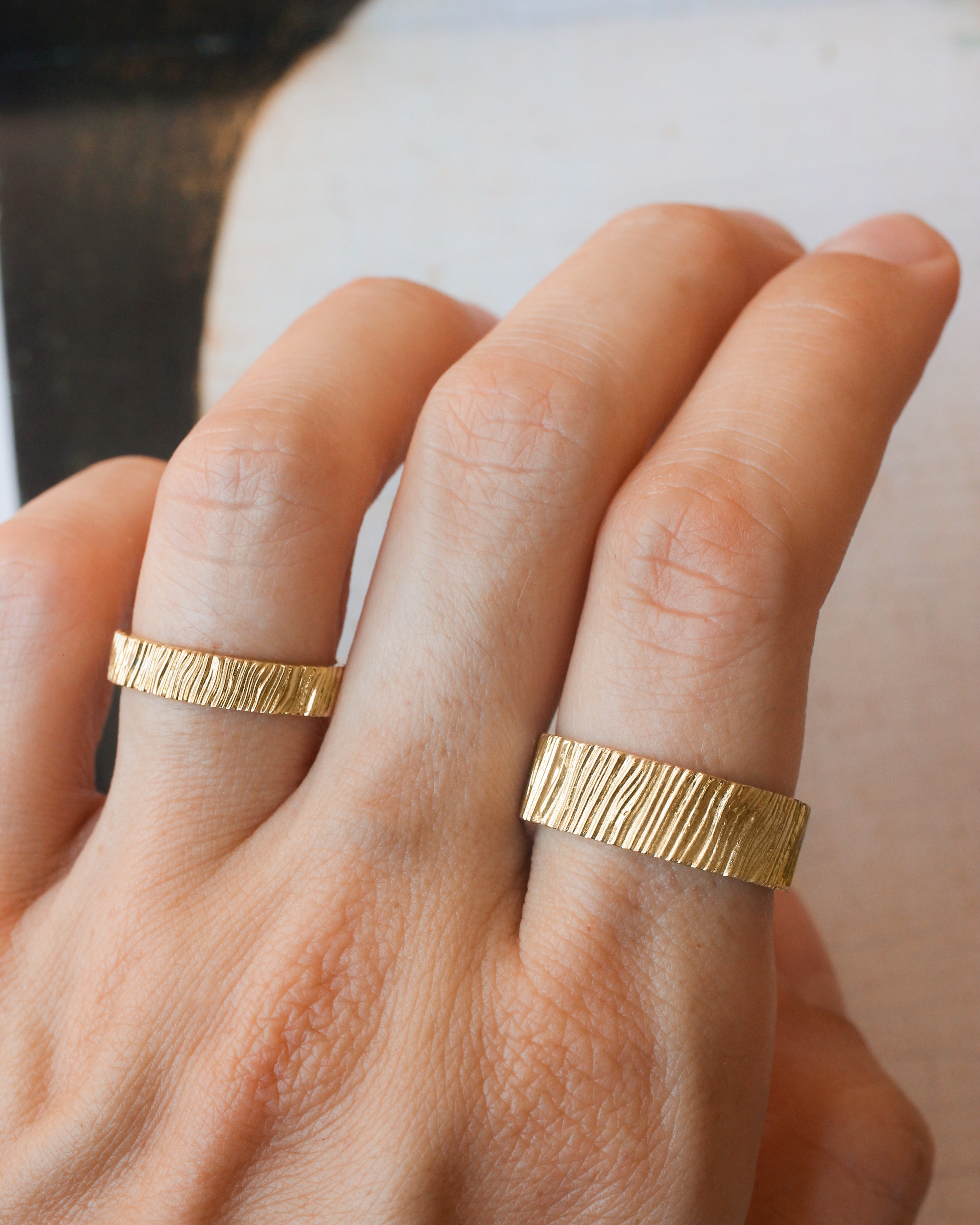 Wood textured ring, 7 mm wedding band for man - Eden Garden Jewelry™