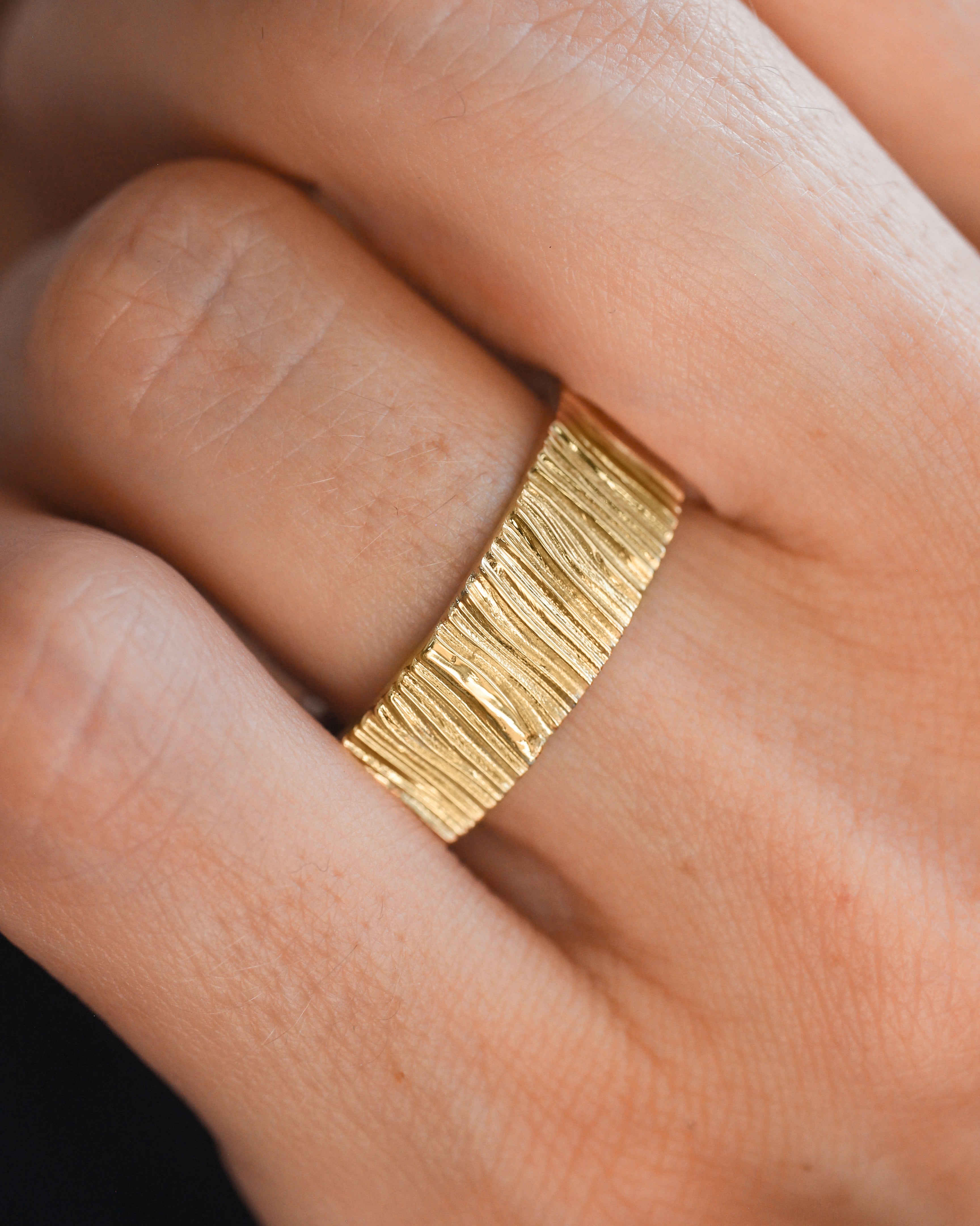 Wood textured ring, 7 mm wedding band for man - Eden Garden Jewelry™