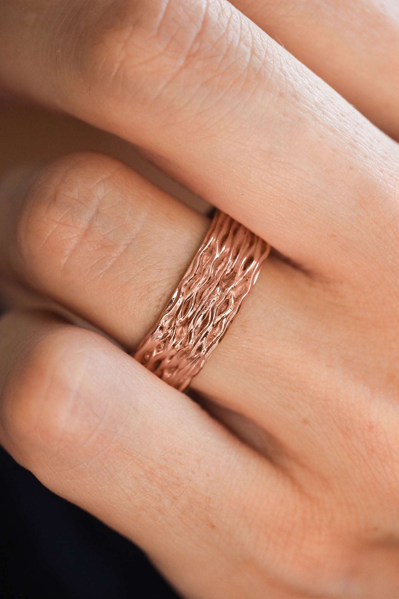 Waves textured ring, 7 mm wedding band for man - Eden Garden Jewelry™