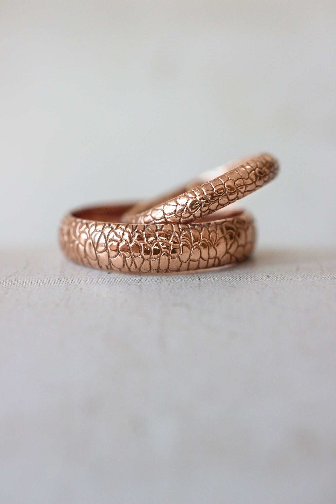 Reptile skin ring, 5 mm wedding band for man - Eden Garden Jewelry™