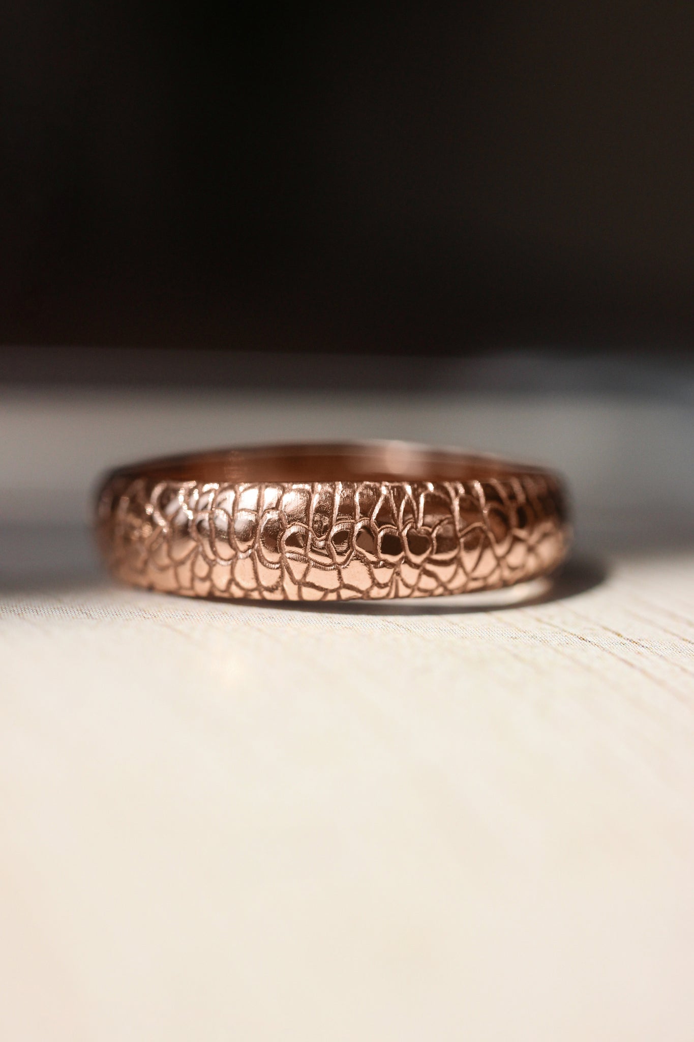 Reptile skin ring, 5 mm wedding band for man - Eden Garden Jewelry™