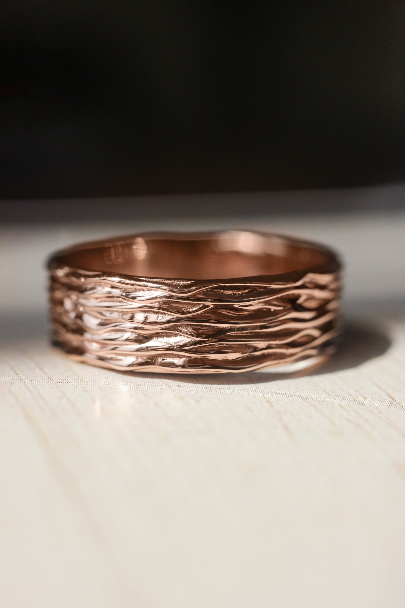 Waves textured ring, 7 mm wedding band for man - Eden Garden Jewelry™