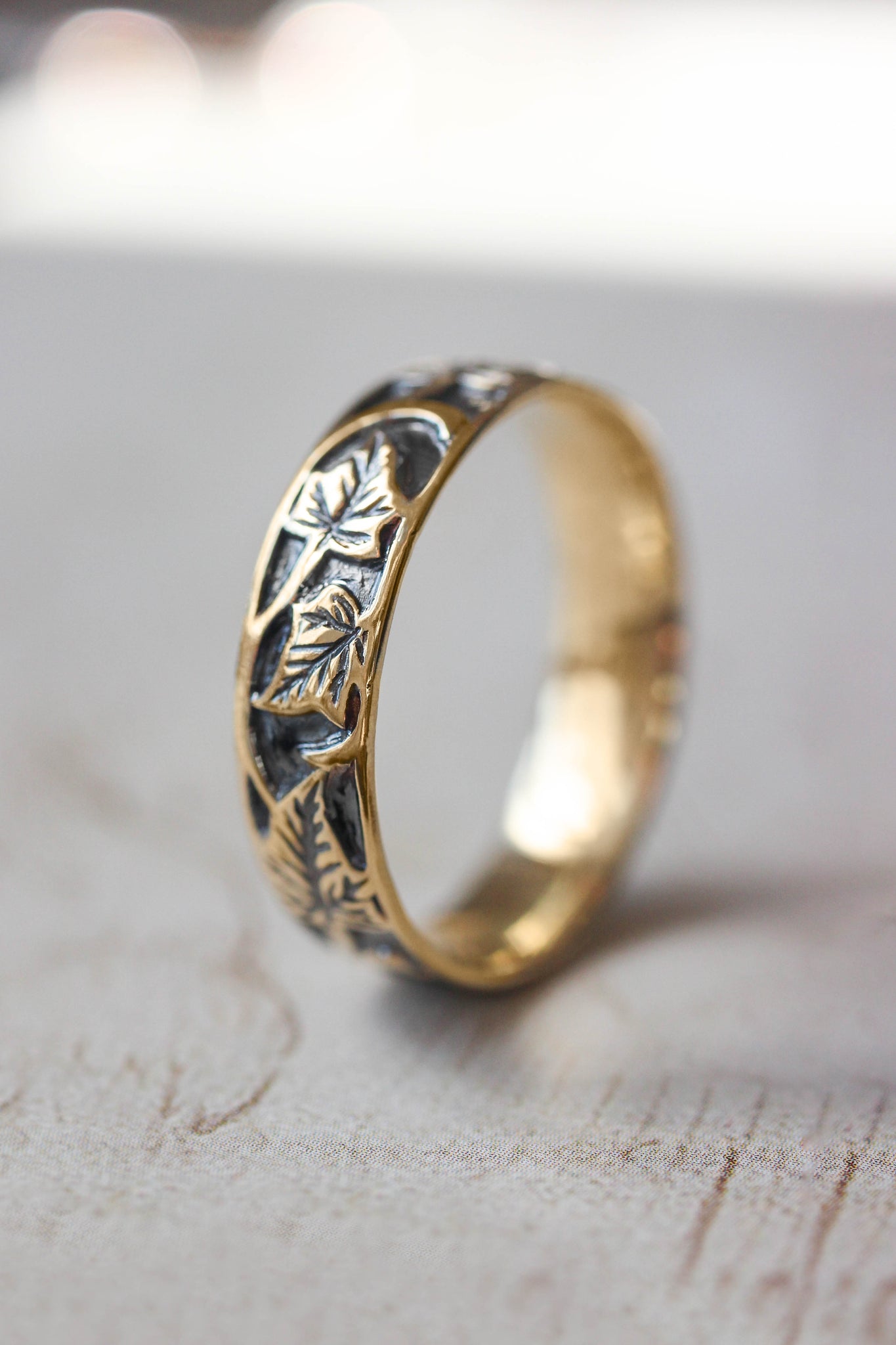 Black and gold wedding band for man, ivy leaves ring - Eden Garden Jewelry™