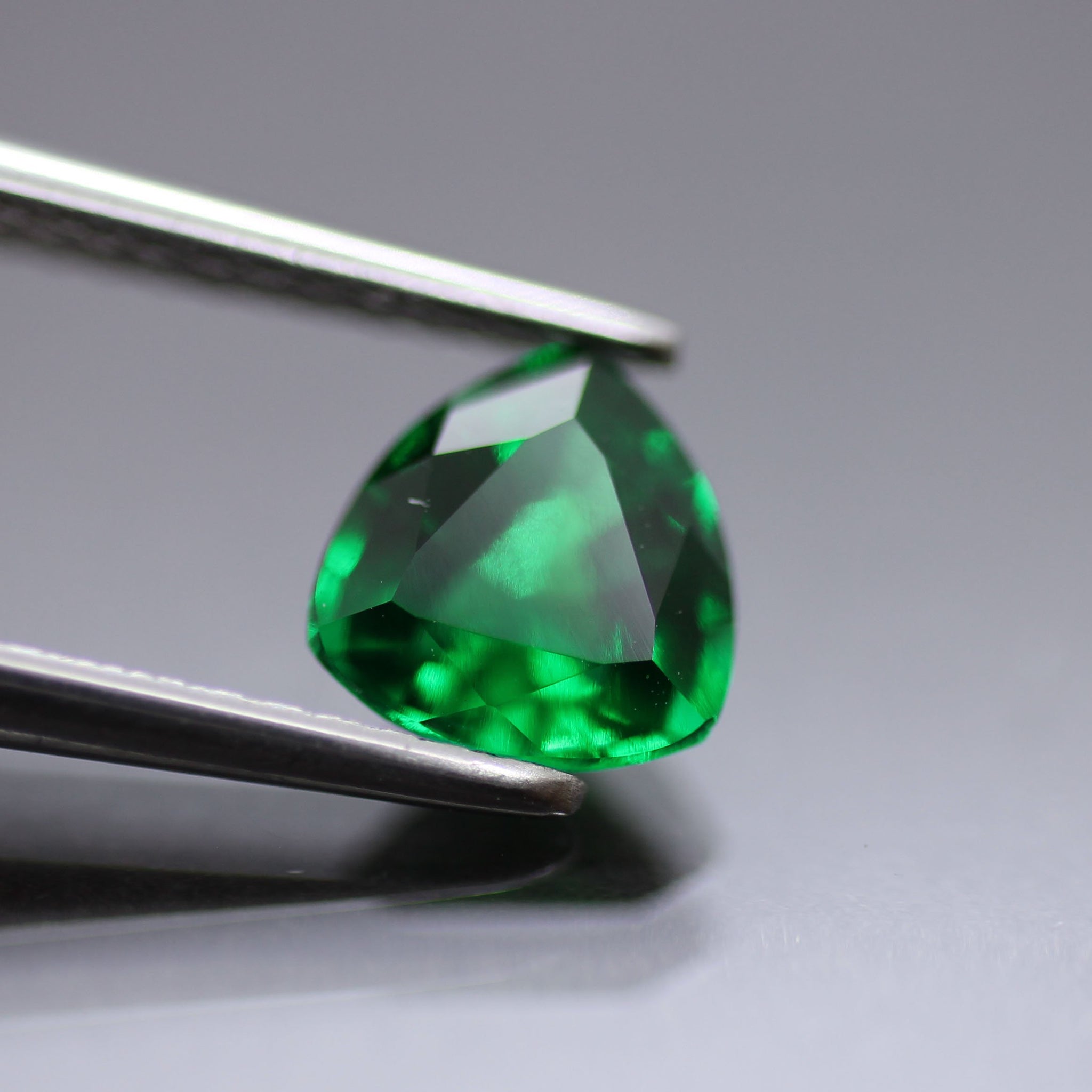 Emerald | Lab-Created Hydrothermal, trillion cut 6mm, VS 0.7ct - Eden Garden Jewelry™