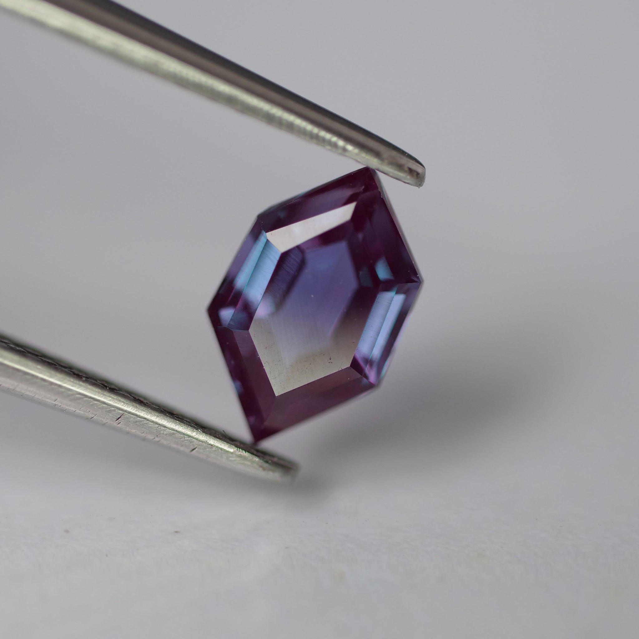 Alexandrite | lab created, colour changing, long hexagon cut 7.5x5mm, 0.70 ct - Eden Garden Jewelry™