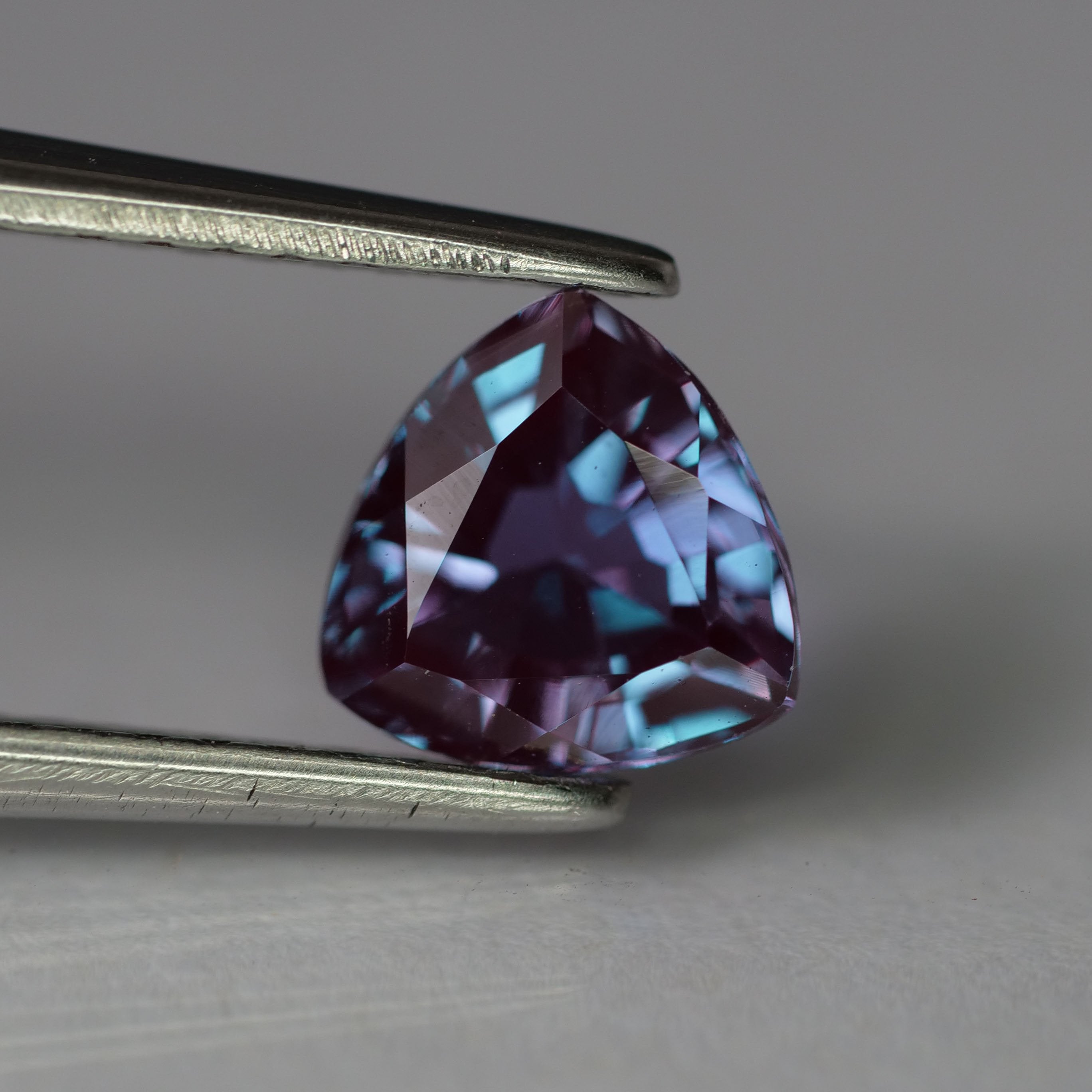 Alexandrite | lab created, colour changing, trillion cut 6mm, 0.85 ct ...