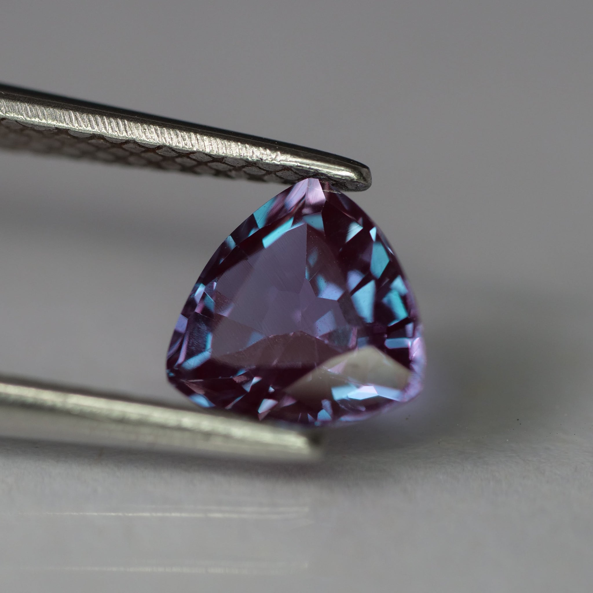 Alexandrite | lab created, colour changing, trillion cut 6mm, 0.85 ct - Eden Garden Jewelry™