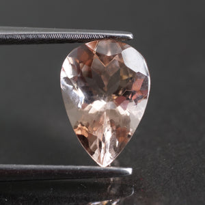 Morganite | natural, peach colour, pear cut 10x7 mm, VVS, Madagascar 1.8ct - Eden Garden Jewelry™