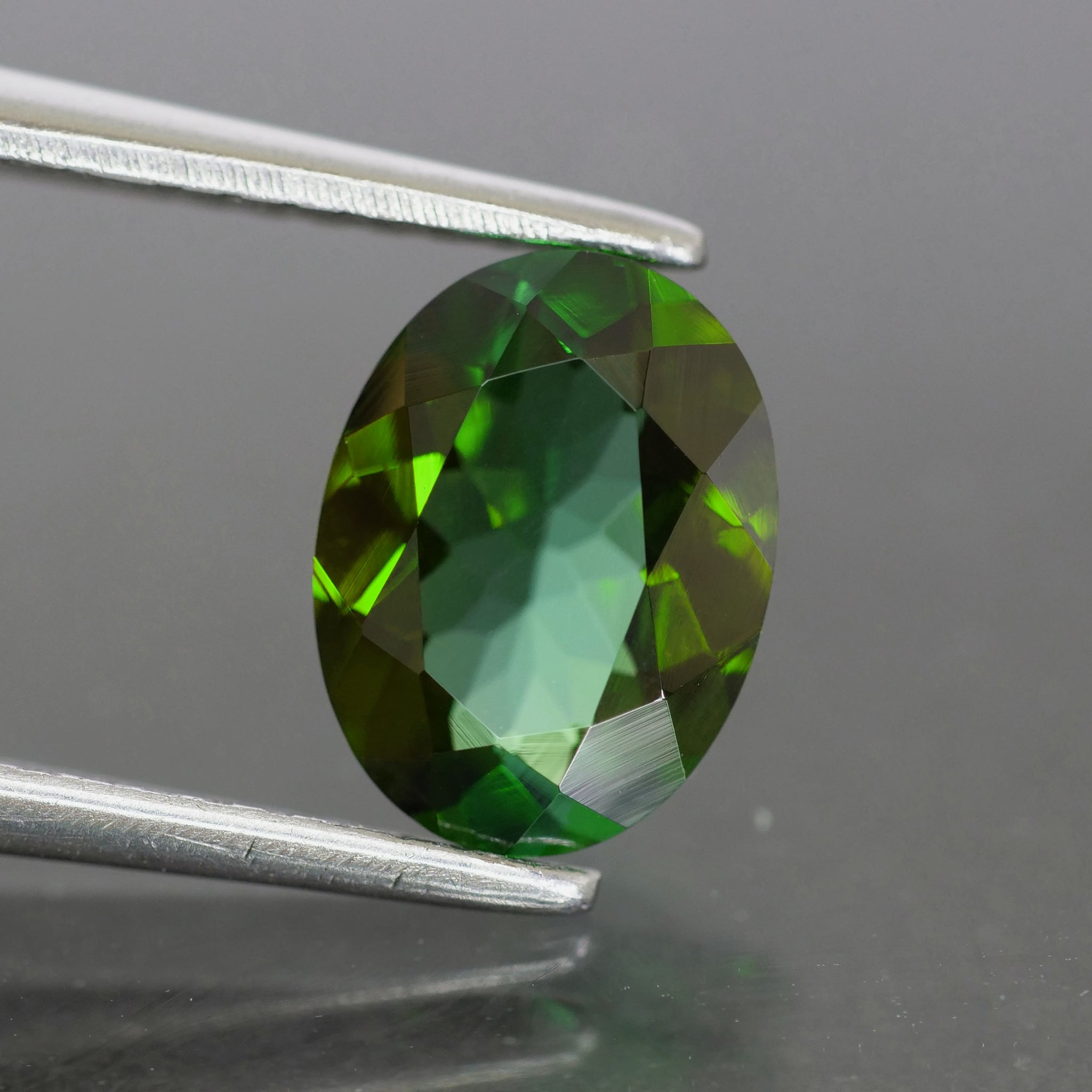 Tourmaline | green colour, oval cut 8x6 mm, 1.20ct, VS - Eden Garden Jewelry™