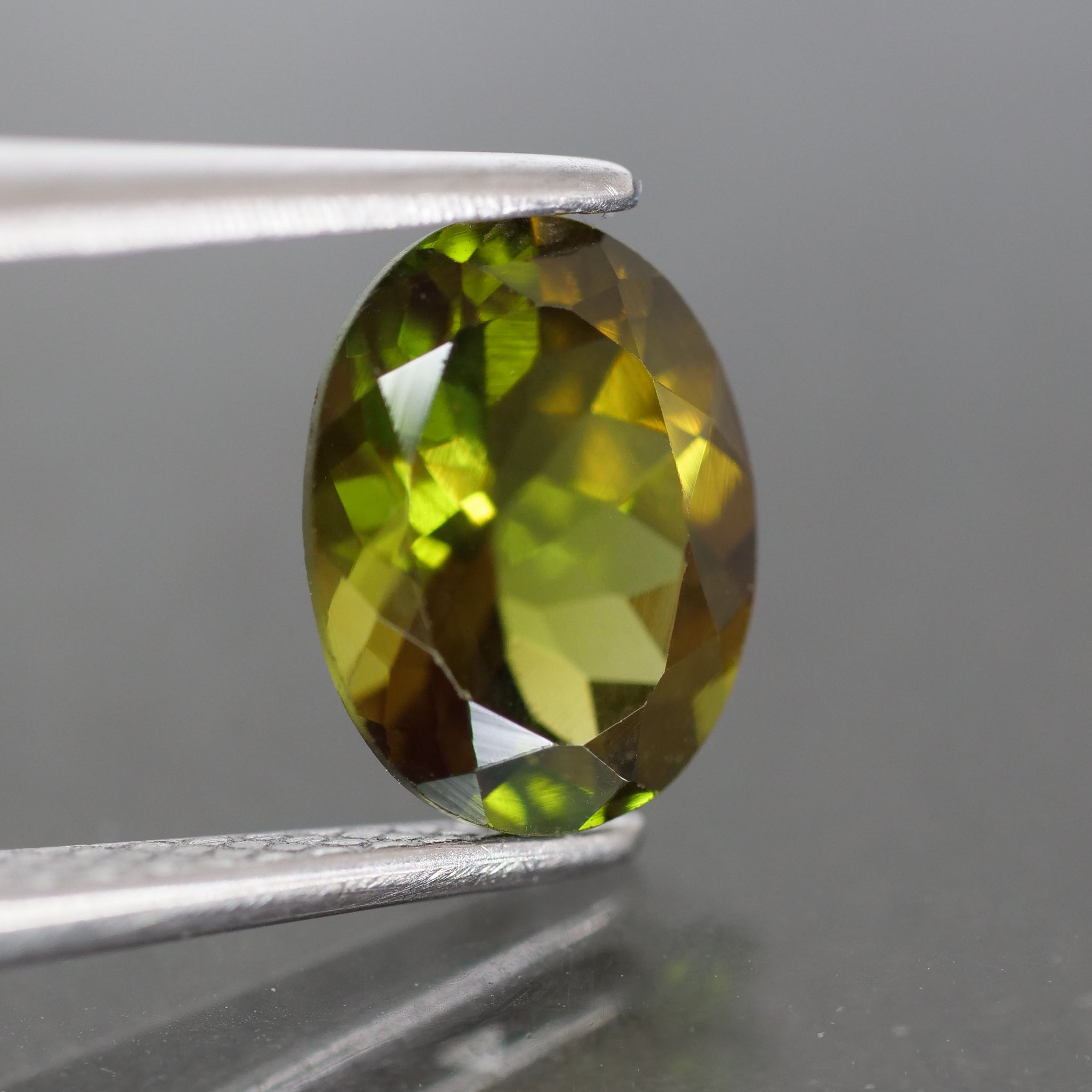 Tourmaline | olive green colour, oval cut 8x6 mm, 1.20ct, VS - Eden Garden Jewelry™