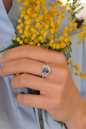 engagement rings with tanzanite pictured on the model´s hand