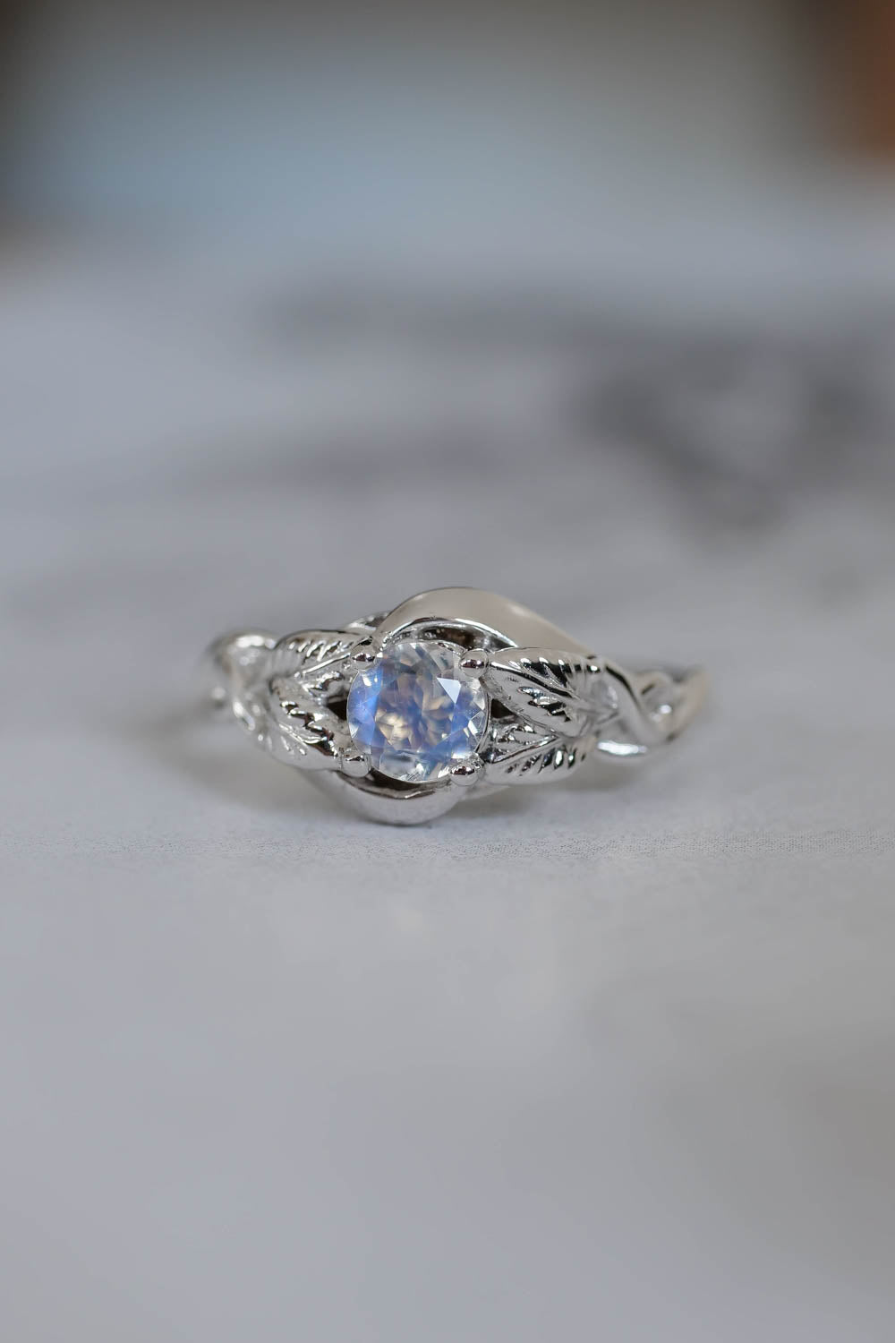 Woman engagement ring with moonstone in white gold 