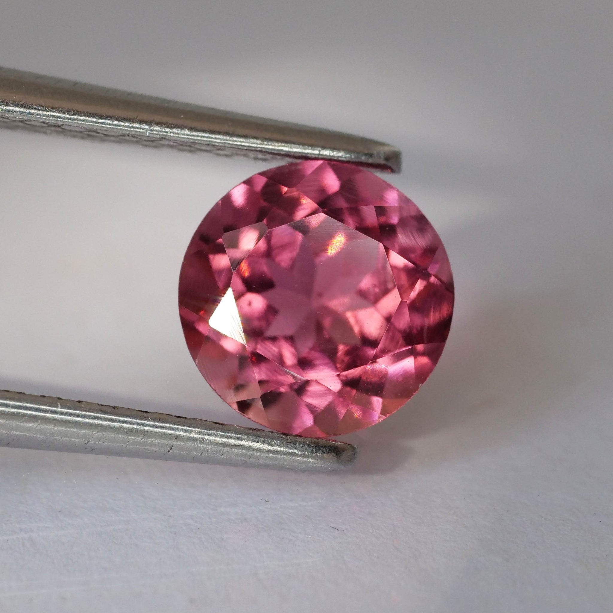 Tourmaline | orangish pink, round cut 6mm, VVS 0.9ct, Africa - Eden Garden Jewelry™