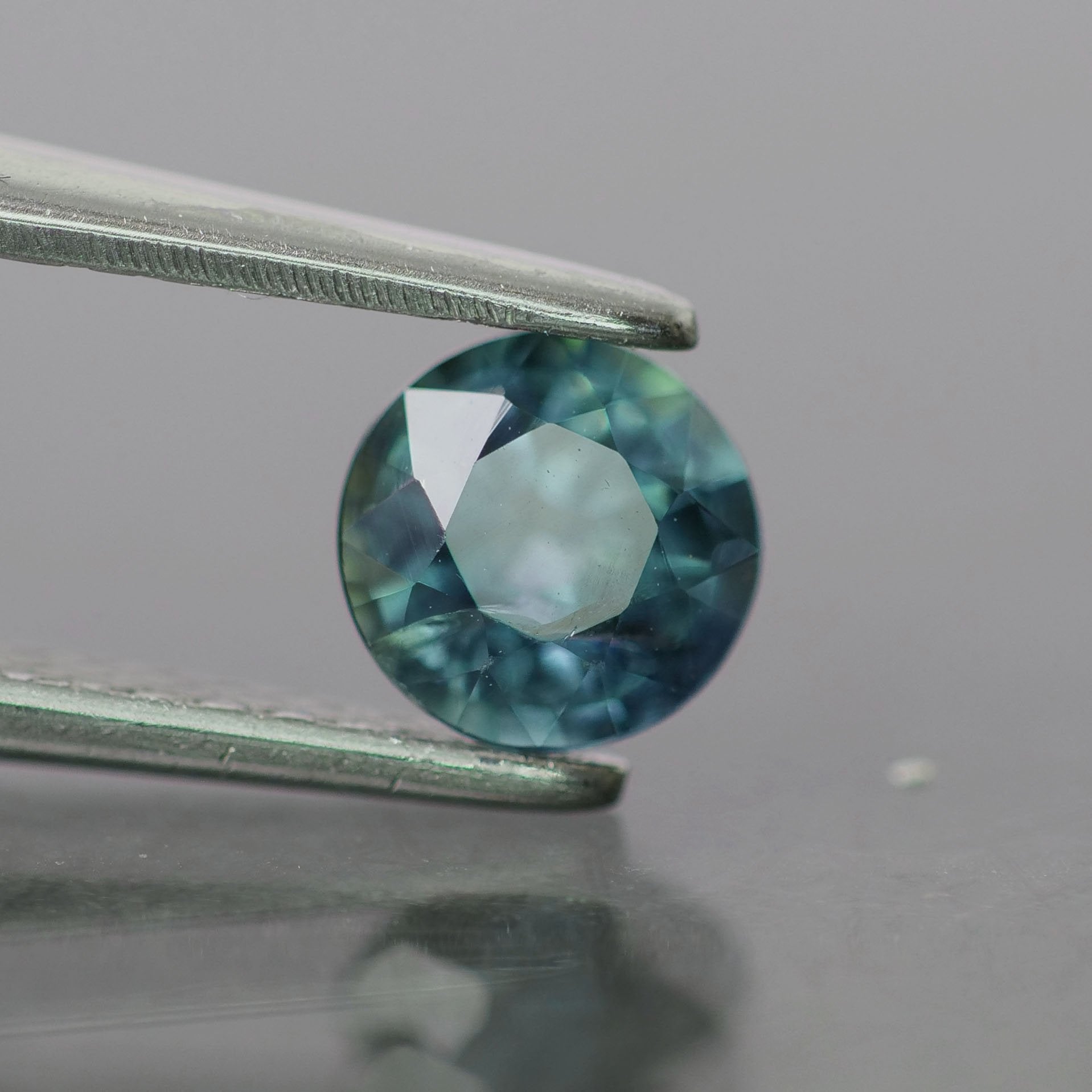 Teal sapphire | natural, bluish green, round cut 5 mm, SI1, 0.63 ct, Madagascar - Eden Garden Jewelry™
