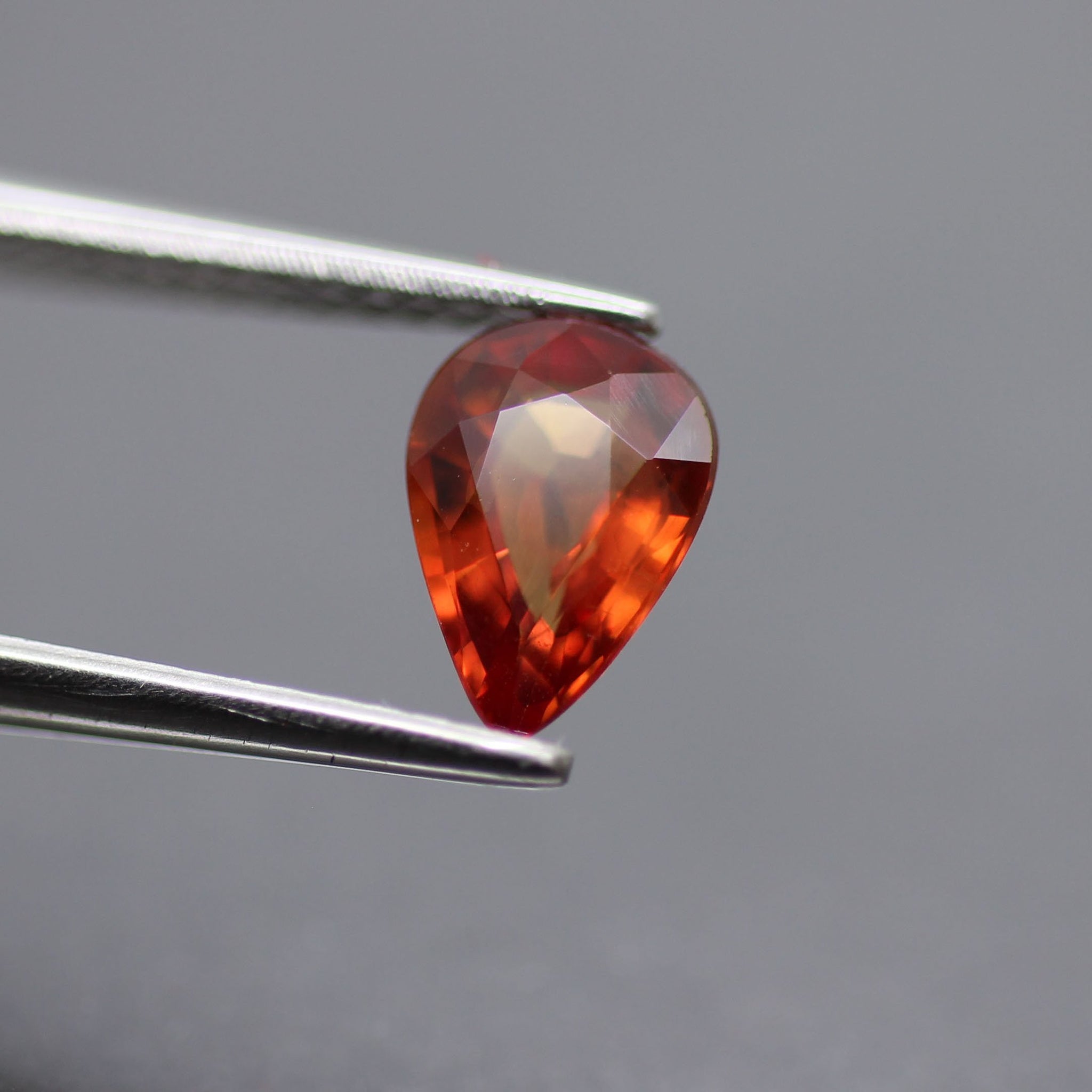 Red sapphire | natural, pear cut 7x5 mm, VS 0.7ct - Eden Garden Jewelry™