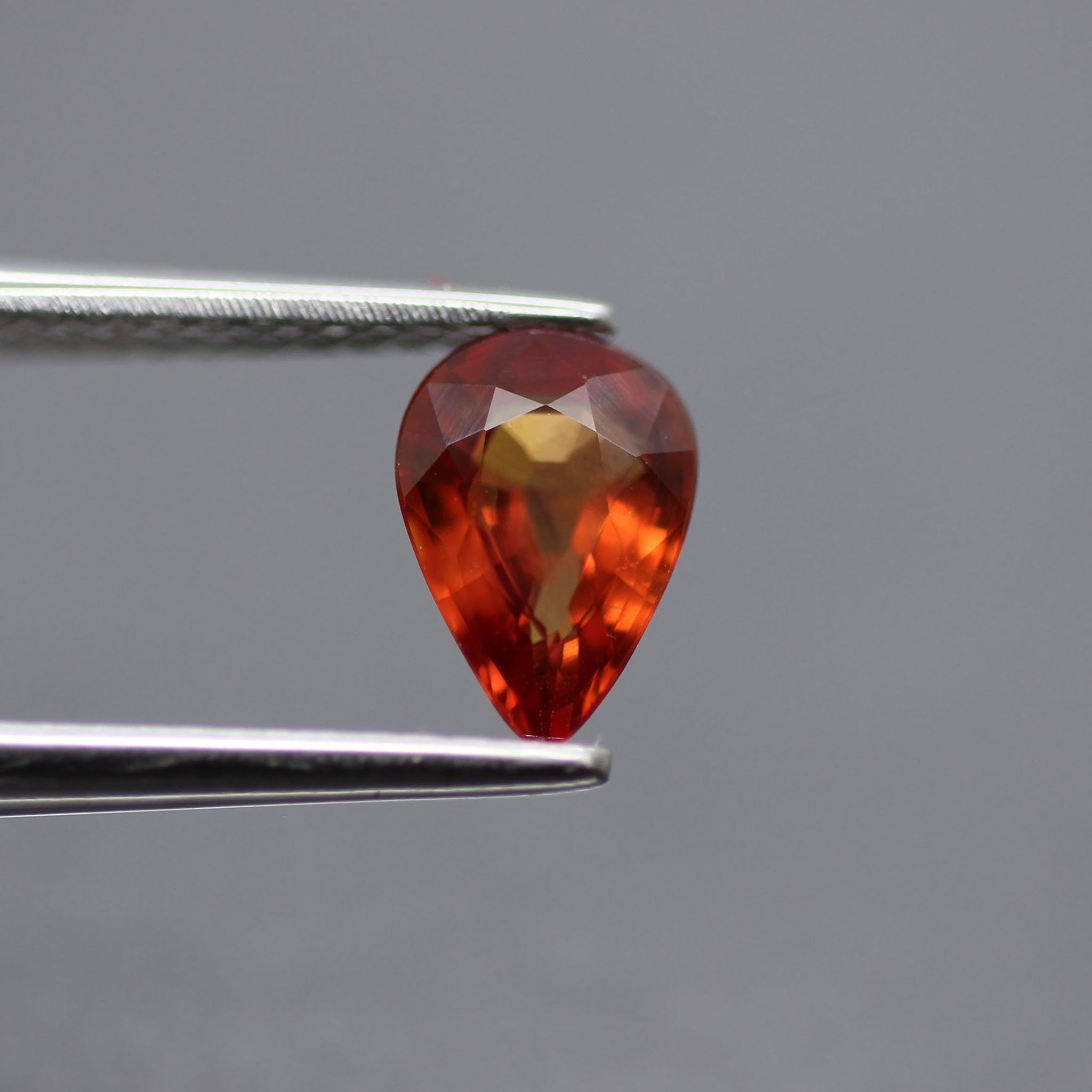 Red sapphire | natural, pear cut 7x5 mm, VS 0.7ct - Eden Garden Jewelry™
