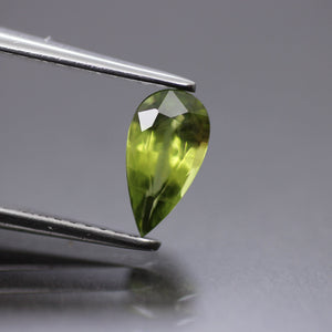 Sapphire | natural, yellowish green, pear cut 8x4.2mm, VS 0.82ct - Eden Garden Jewelry™
