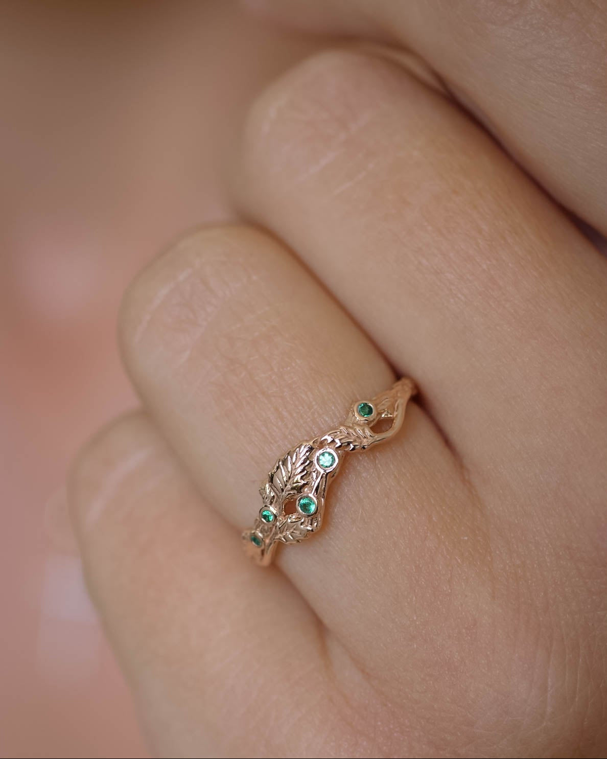 Twig wedding band with emeralds and three leaves, branch wedding ring - Eden Garden Jewelry™