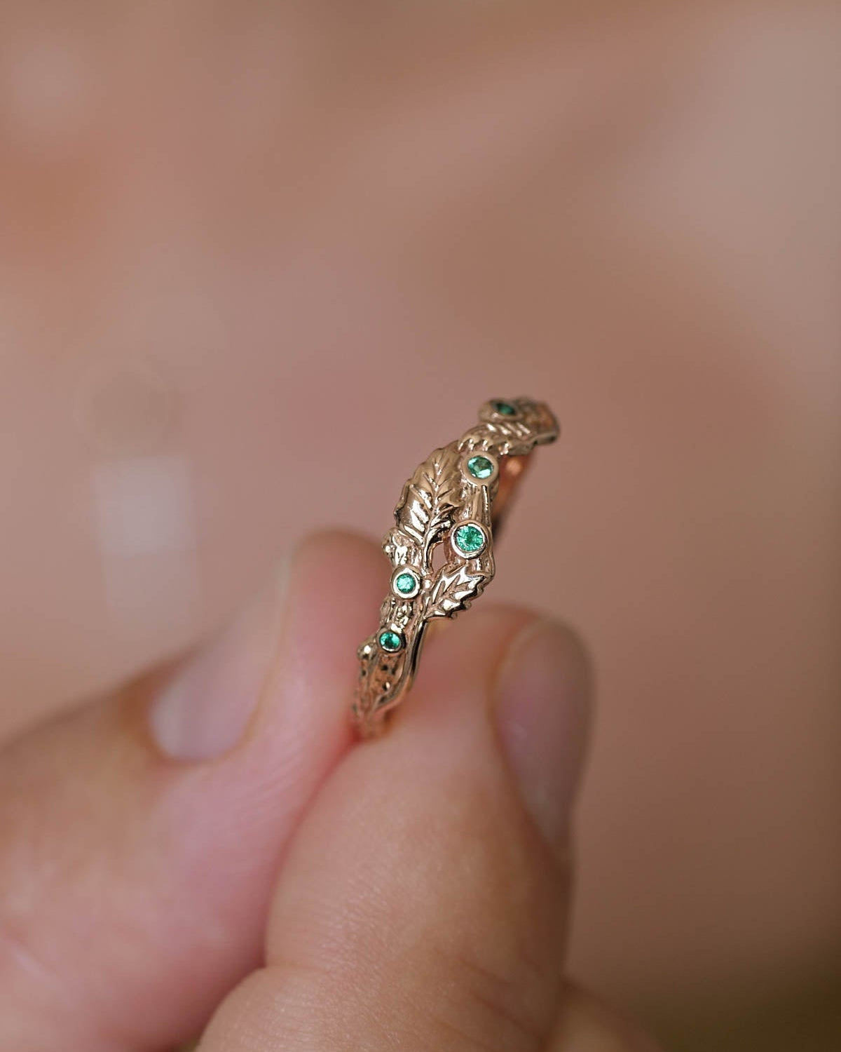 Twig wedding band with emeralds and three leaves, branch wedding ring - Eden Garden Jewelry™