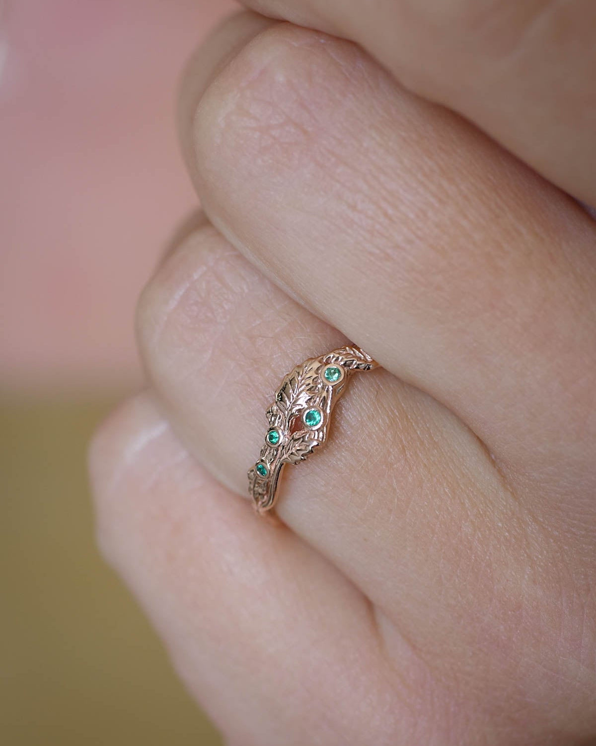 Twig wedding band with emeralds and three leaves, branch wedding ring - Eden Garden Jewelry™