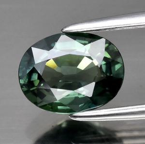 Green sapphire | natural, green, oval cut 7x5.4 mm, VS, 1.08 ct, Thailand - Eden Garden Jewelry™