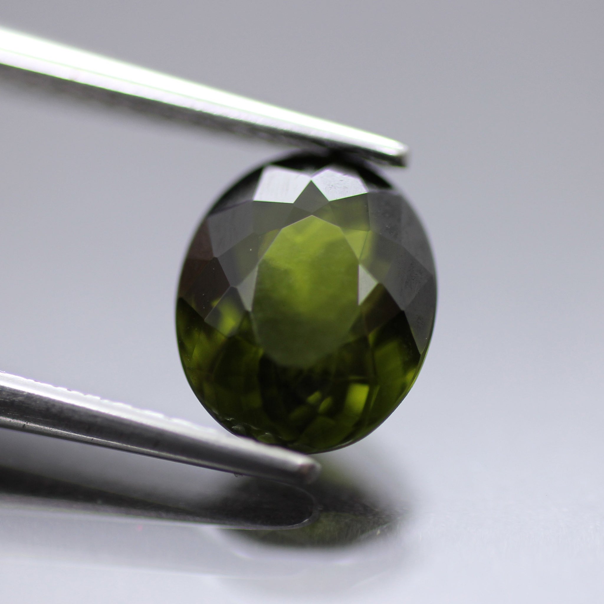 Tourmaline | deep green colour, oval cut 7.8x6.6 mm, 1.49ct, VS Mozambique - Eden Garden Jewelry™