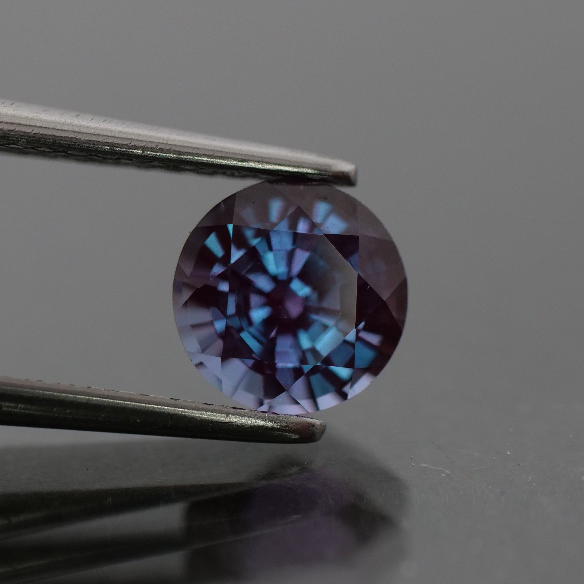 Alexandrite | lab created, colour changing, round cut 5mm, 0.5 ct - Eden Garden Jewelry™