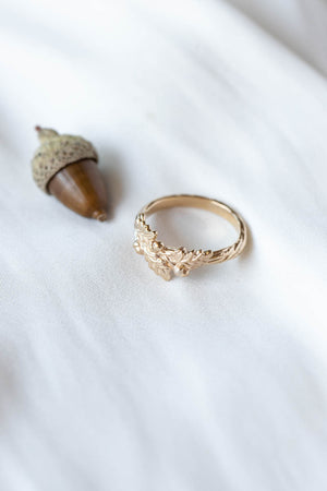 Wedding band with oak leaves and acorns - Eden Garden Jewelry™