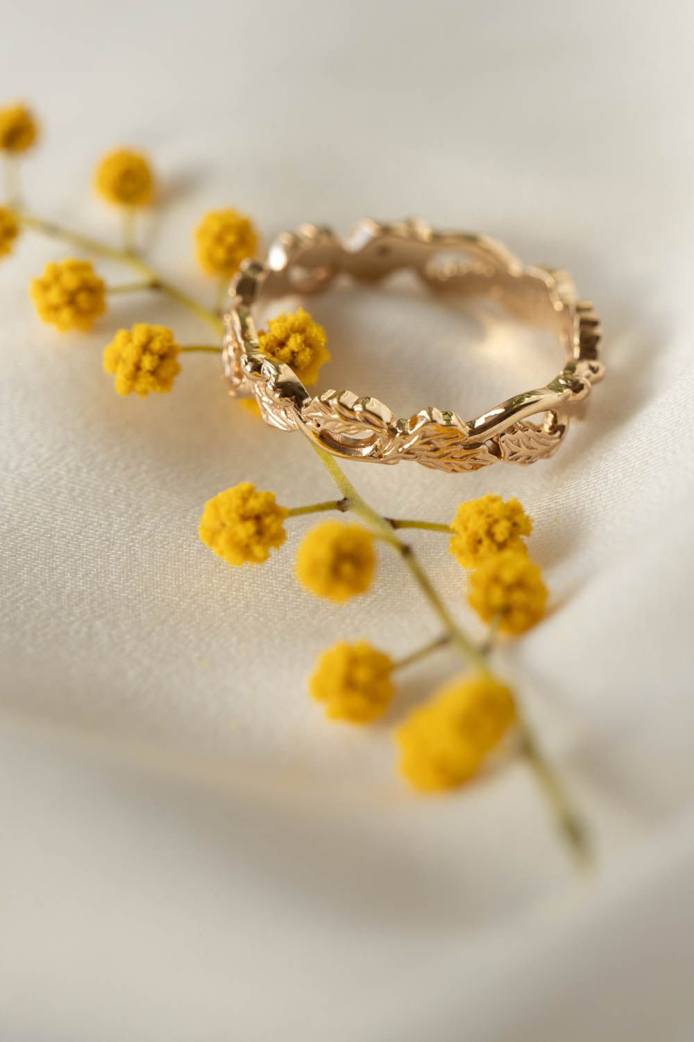 Oak leaves gold wedding band, comfort fit unisex wedding band 4 mm - Eden Garden Jewelry™