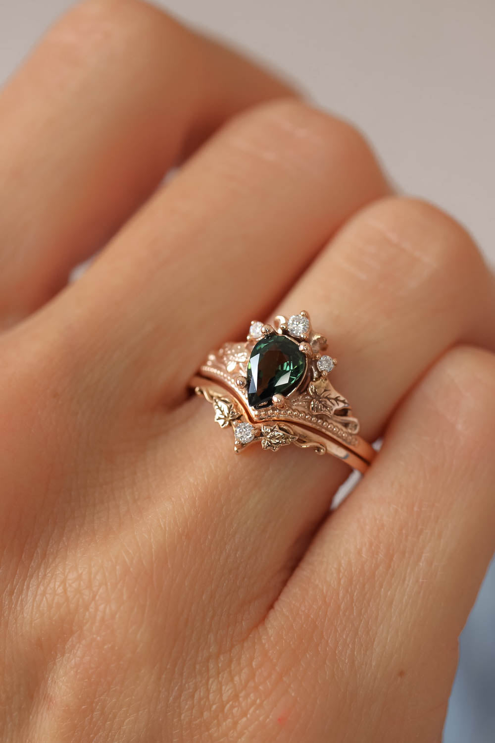 Bridal ring set with green sapphire and diamonds / Ariadne pear cut - Eden Garden Jewelry™