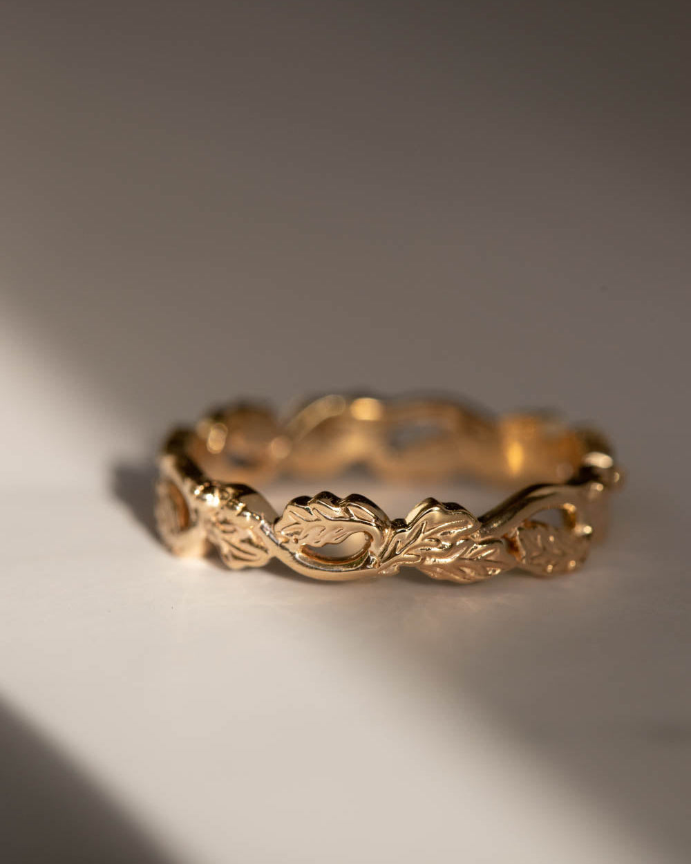 Oak leaves gold wedding band, comfort fit unisex wedding band 4 mm - Eden Garden Jewelry™