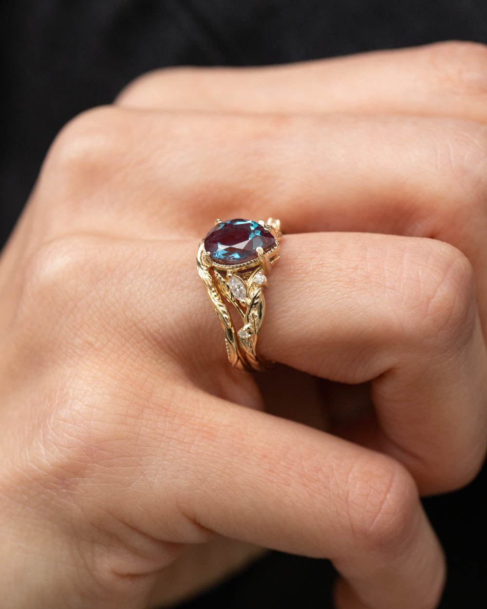 Pear alexandrite leaf bridal ring set, engagement ring set with colour changing gemstone / Patricia - Eden Garden Jewelry™