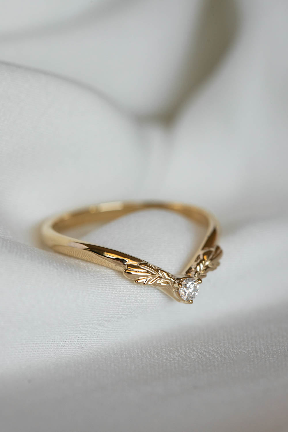 READY TO SHIP: Leaf wedding band in 14K yellow gold, moissanite, RING SIZE 7 US - Eden Garden Jewelry™