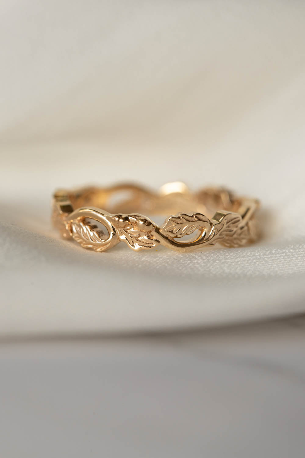 Oak leaves gold wedding band, comfort fit unisex wedding band 4 mm - Eden Garden Jewelry™