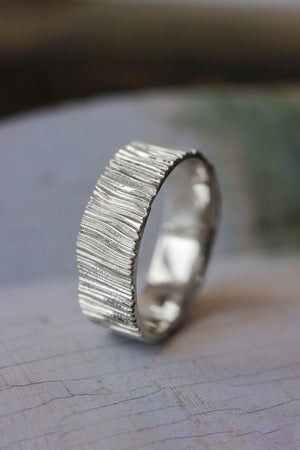 Wood textured ring, 7 mm wedding band for man - Eden Garden Jewelry™